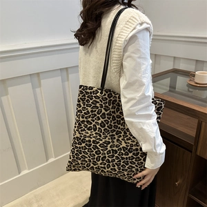 Grand sac cabas en toile à imprimé léopard avec anses noires pour un look décontracté