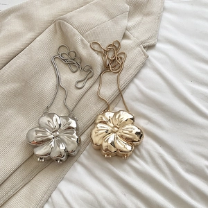 Fashionable floral metal hard shell crossbody bags in gold and silver with snake chain