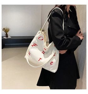Détail du sac cabas en velours côtelé blanc avec broderie Future rouge et texture