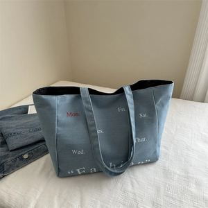 Sac Fourre-tout en Nylon Grande Capacité pour Femmes Imprimé Lettres Sac à Épaule Décontracté Sac à Main Mode pour Navettage Quotidien
