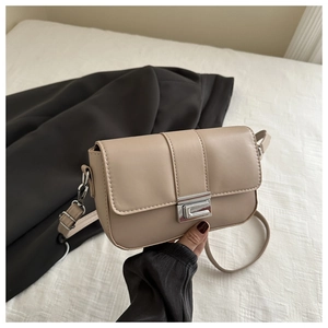 Dettaglio della borsa a tracolla beige in ecopelle con chiusura a scatto argento