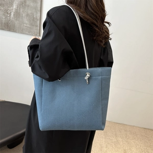 Sac fourre-tout en denim bleu minimaliste avec nœuds décoratifs et bandoulière