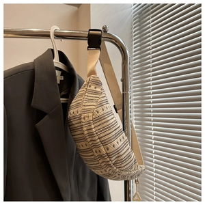 Détail macro du sac de poitrine tissé à rayures noires et blanches avec boucle en plastique