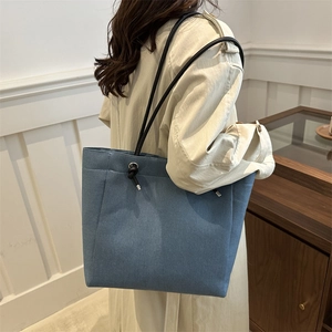 Sac fourre-tout minimaliste en denim bleu avec de fines bandoulières noires chic