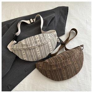 Détail de sac banane vintage en velours côtelé rayé avec sangle réglable et boucle