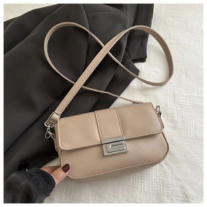 Dettaglio borsa a mano beige in ecopelle con moderna chiusura in metallo argento
