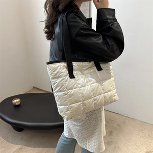 Sac fourre-tout matelassé blanc chic avec anses noires pour un look tendance d'automne