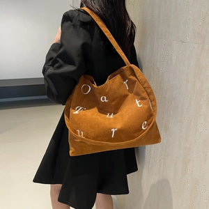 Grand sac fourre-tout en velours côtelé caramel avec broderie de lettres blanches