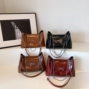 Sacs à bandoulière en cuir verni avec chaînes et boucles argentées en quatre couleurs