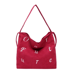 Grand sac cabas en velours côtelé rouge avec broderie blanche et style décontracté