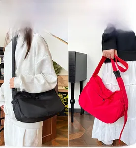 Detail der wasserfesten Nylon-Tasche mit breitem Schultergurt und seitlicher Kordelzugtasche
