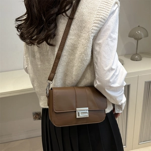 Borsa a tracolla squadrata in pelle marrone con elegante chiusura metallica argento