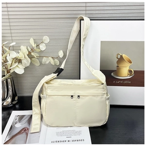 Beige Umhängetasche aus Nylon mit Front-Reißverschlussfach und elastischen Seitentaschen