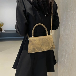 Borsa a mano retrò in pelle marrone con patta curva e tracolla regolabile elegante