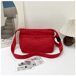 Details der roten wasserdichten Nylon-Tasche mit funktionalen doppelten Reißverschlüssen