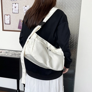 Große wasserdichte Nylon-Schultertasche in Off-White im minimalistischen Freizeitstil