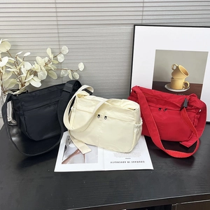 Wasserdichte Nylon-Einkaufstaschen für Damen in Schwarz, Beige und Rot mit vielen Taschen