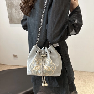 Elegante Beuteltasche im chinesischen Stil mit Blumenstickerei, Kette und Perlenanhänger