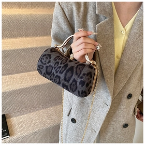 Detailansicht der Handtasche mit Leopardenmuster, Goldgriff und schicker Metallkette