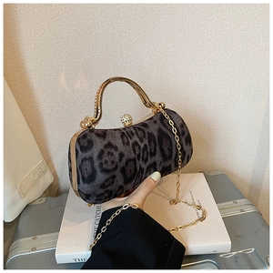Nahaufnahme der Leoparden-Clutch mit goldenem U-Griff und strassbesetztem Kugelverschluss
