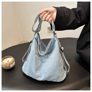 Détail du sac cabas en denim bleu clair avec broderie blanche Less Mondays More Sundays