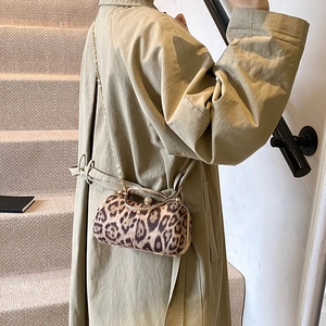 Pochette de soirée chic à imprimé léopard avec chaîne dorée portée à l'épaule pour femme
