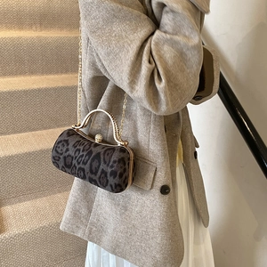 Sac de soirée chic léopard avec poignée dorée et fermoir orné de strass brillants