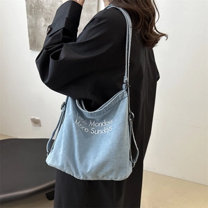 Sac fourre-tout en denim minimaliste avec texte imprimé pour le trajet quotidien