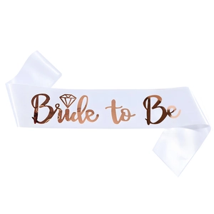Fascia in raso bianco Bride to Be con scritte in oro rosa per festa di addio nubilato