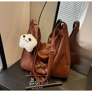 Détail du sac cabas vintage marron avec design à lacets et boucle métallique