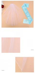 Detail von weißem Brautschleier mit Perlen und blauer Bride To Be Schärpe für Junggesellenabschied