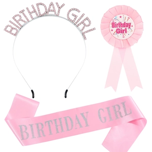 Coffret Birthday Girl rose avec serre-tête strass, écharpe satin et badge plissé
