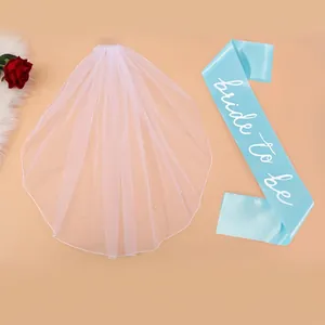 Weißer Brautschleier mit Perlen und hellblaue Bride to Be Schärpe für den Junggesellinnenabschied