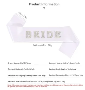 Detalle de banda nupcial de satén blanco con letras BRIDE de perlas para despedida de soltera
