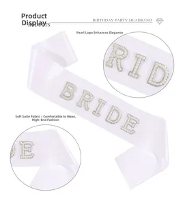 Detalle de las letras BRIDE en perlas blancas sobre una banda de novia de raso blanco