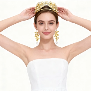 Couronne de mariée dorée avec perles et ensemble de boucles d'oreilles florales