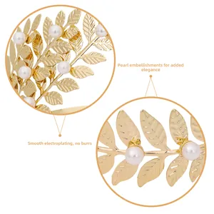 Vue détaillée du diadème de mariée en feuilles dorées avec perles et placage lisse