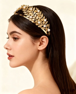 Détail d'un serre-tête en feuilles dorées avec perles blanches sur un modèle