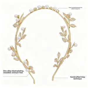 Détail du serre-tête baroque doré avec perles artisanales et placage en alliage de zinc