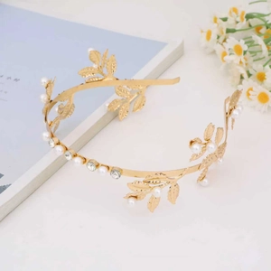 Serre-tête élégant à feuilles dorées avec perles blanches et strass pour mariages