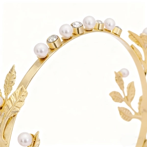 Vue détaillée du serre-tête de mariée doré avec perles et feuilles en strass