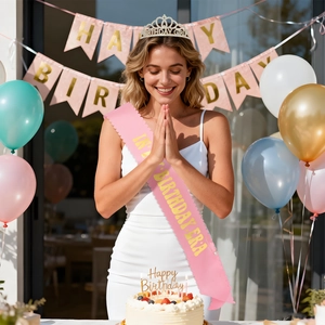Ensemble écharpe rose Birthday Era et couronne en strass pour femme dans une scène de fête
