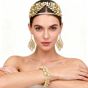 Parure de bijoux dorés style grec avec feuilles de laurier et perles sur un mannequin