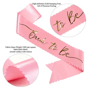 Banda Bride to Be de satén rosa con letras doradas y bordes festoneados para la novia