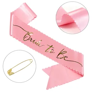 Banda de novia de satén rosa con letras doradas Bride to Be y bordes ondulados de boda