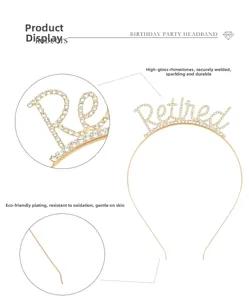 Dettaglio del cerchietto dorato con scritta Retired realizzata in strass lucidi
