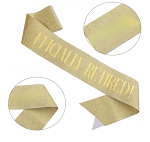 Dettaglio fascia glitterata con scritta dorata OFFICIALLY RETIRED per festa