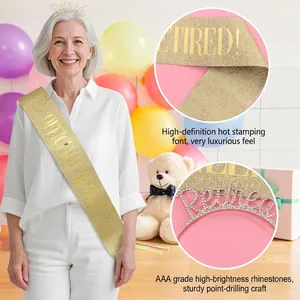 Set con fascia Officially Retired e tiara di strass per decorazioni festa di pensionamento