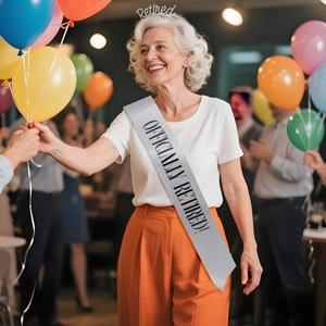 Set fascia e corona d'argento per il pensionamento indossato da una donna a una festa