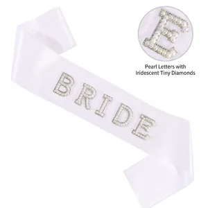 Banda de novia de satén blanco con diamantes de imitación y letras de perlas elegantes